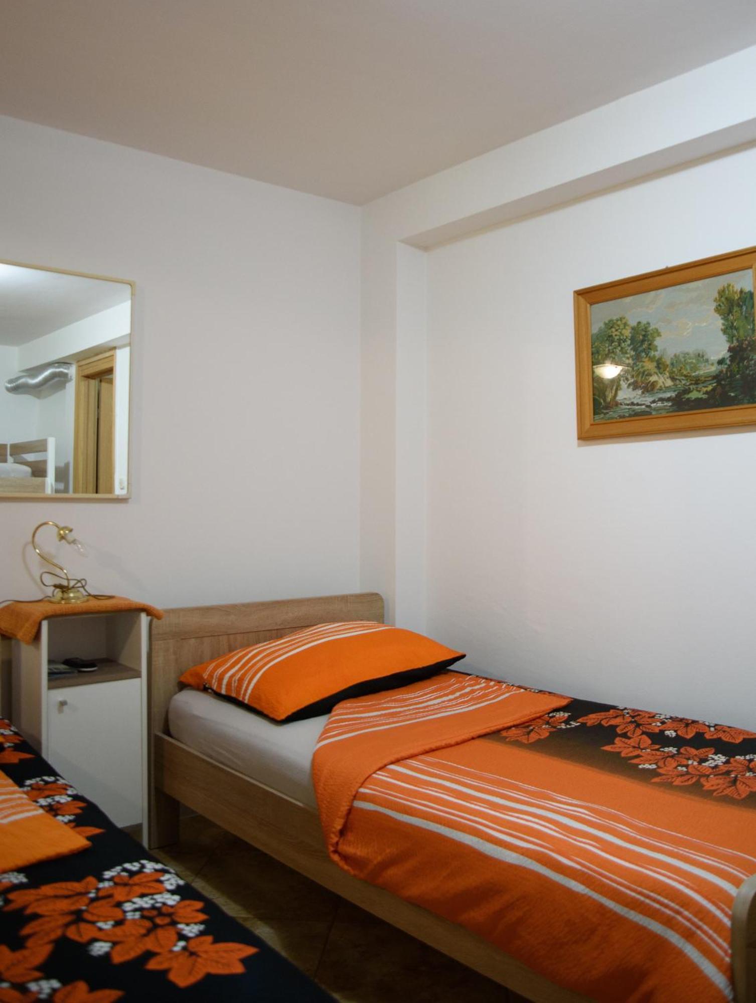 Apartments Cvitini Dvori Garjak Vrlika Екстериор снимка