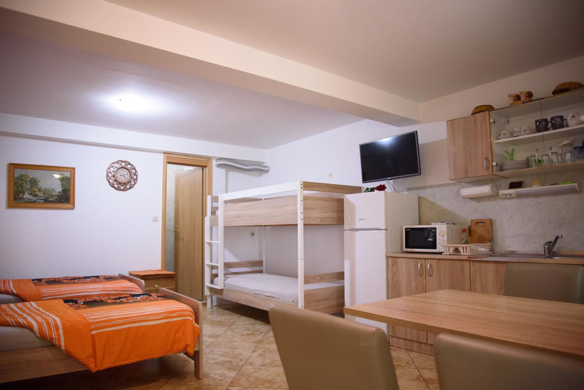 Apartments Cvitini Dvori Garjak Vrlika Екстериор снимка