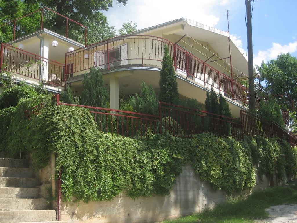 Apartments Cvitini Dvori Garjak Vrlika Екстериор снимка